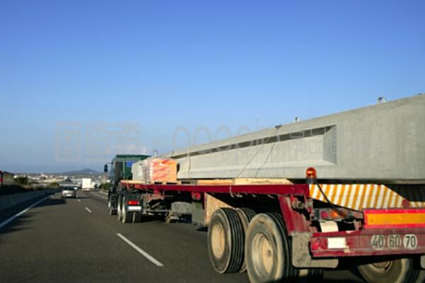 欧洲公路上的重型运输卡车,载着混凝土大梁